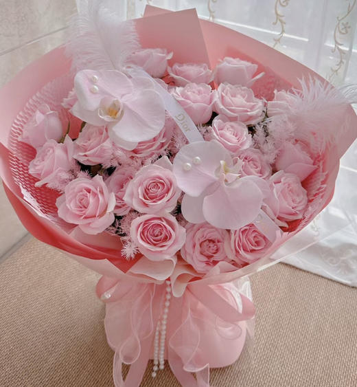 【甜美幸福】001款，21朵粉雪山玫瑰➕2朵蝴蝶兰➕蓬莱松➕2支白羽毛，时尚精美花束 商品图0