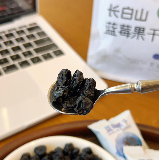 这款蓝莓干来自长白山，在东北三省各大机场都有售卖，看着配料表比脸还干净 ‼这款〖莓日悠果长白山蓝莓果干〗配料只有蓝莓、蓝莓汁纯天然无添加的蓝莓果干，让你一年四季都能补充到维生素！125克/袋，一组两袋 商品图0