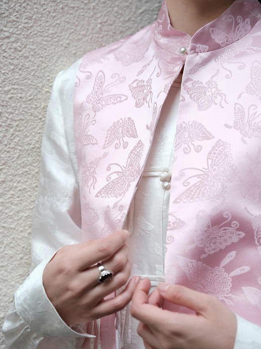 盛唐牡丹| 姜红色百蝶纹花锦缎马甲 商品图2