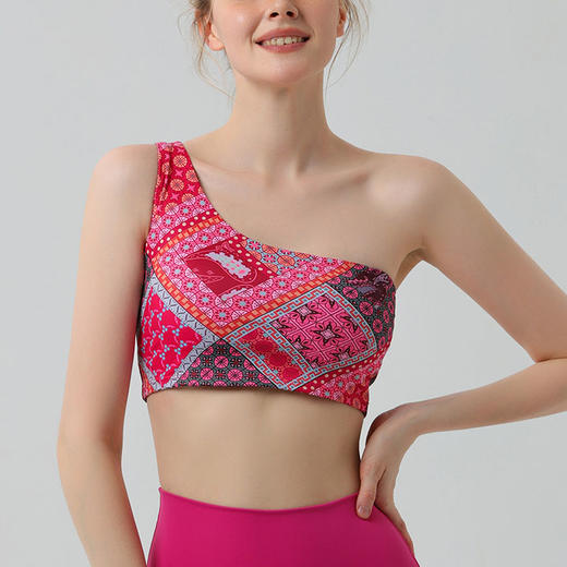 【126元任选2件】跃牌【漫西】系列 斜肩聚拢短背心瑜伽服女带胸垫运动文胸健身内衣Y225 商品图4