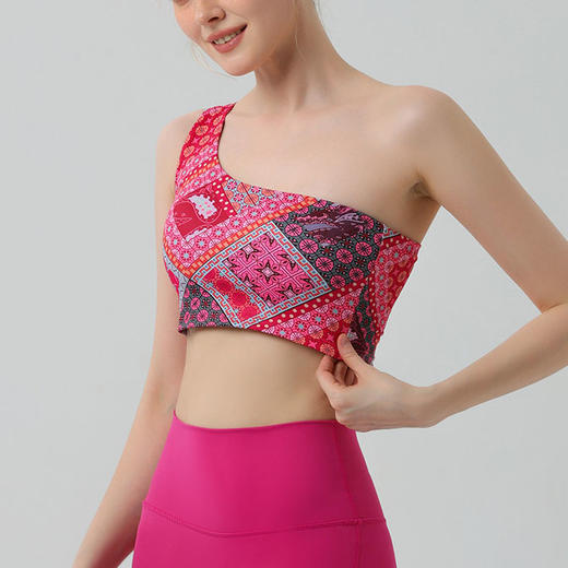 【126元任选2件】跃牌【漫西】系列 斜肩聚拢短背心瑜伽服女带胸垫运动文胸健身内衣Y225 商品图1