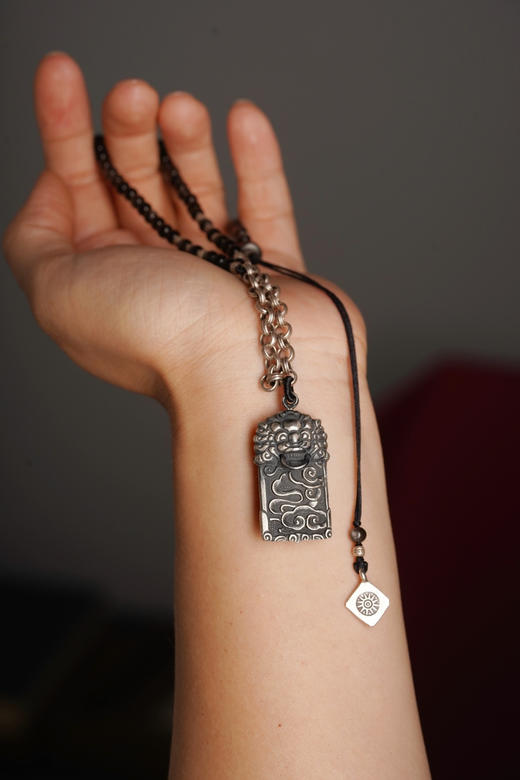 手工雕刻狮子银牌 商品图5