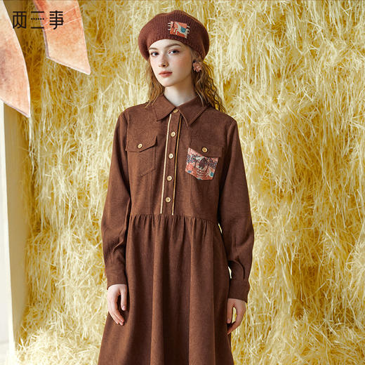 两三事 不再荒芜 2024冬季新款复古印花口袋单排扣暗纹连衣裙 商品图0