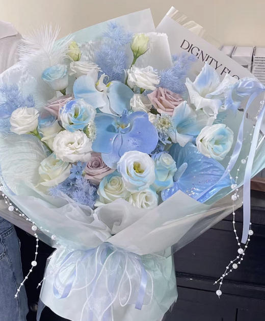 【幸福恋歌】002款，9朵碎冰蓝玫瑰➕3朵曼塔玫瑰➕2朵蝴蝶兰➕1朵兰掌➕蓬莱松➕新鲜蓝色配花，精美大气花束 商品图0