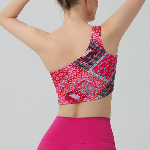 【126元任选2件】跃牌【漫西】系列 斜肩聚拢短背心瑜伽服女带胸垫运动文胸健身内衣Y225 商品图2