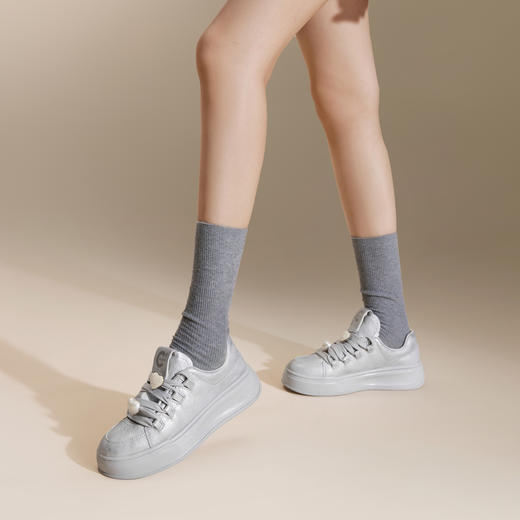 千百度厚底小白鞋女秋季休闲板鞋增高透气舒适时尚运动鞋A24476001 商品图1