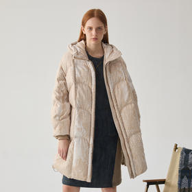 谜底中长款羽绒服女2024冬款复古风纹理印花连帽鸭绒服244MY1592