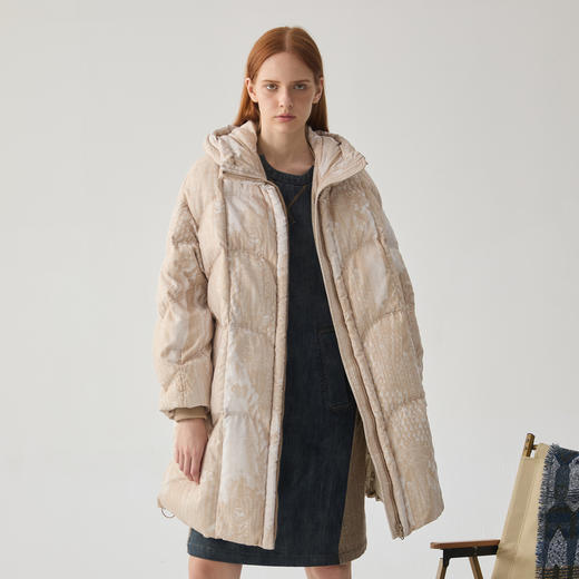 谜底中长款羽绒服女2024冬款复古风纹理印花连帽鸭绒服244MY1592 商品图0