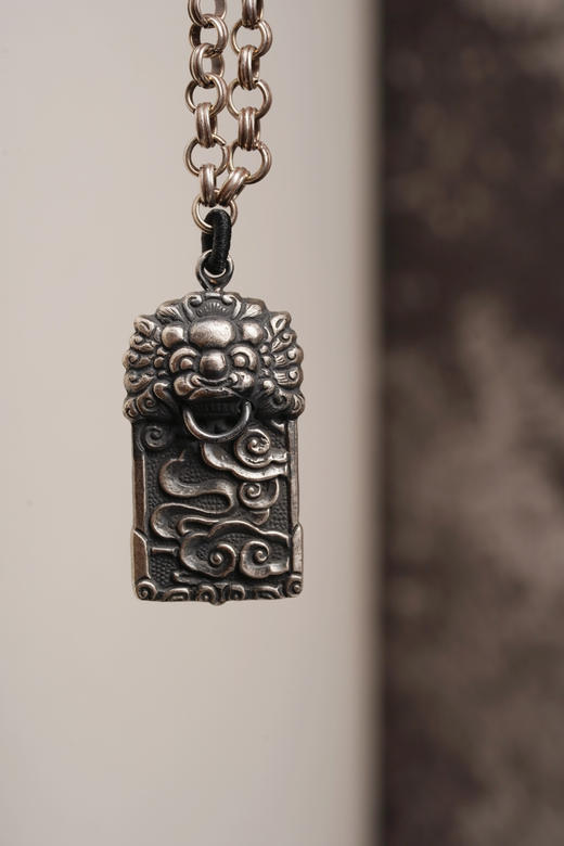 手工雕刻狮子银牌 商品图0