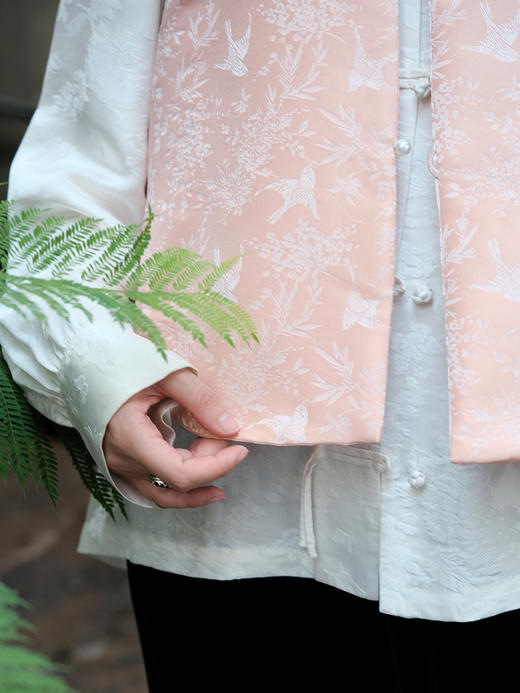 盛唐牡丹| 荷花白喜鹊纹花蕾缎马甲 商品图1