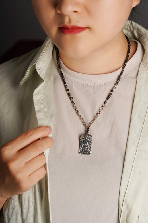 手工雕刻狮子银牌 商品图1