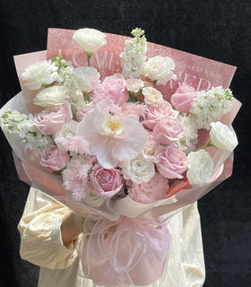 【甜蜜恋歌】003款，9朵粉雪山玫瑰➕1朵蝴蝶兰➕10朵洋桔梗➕5支紫罗兰➕2支折射蔷薇➕蓬莱松➕新鲜配花配叶，精美雅致花束