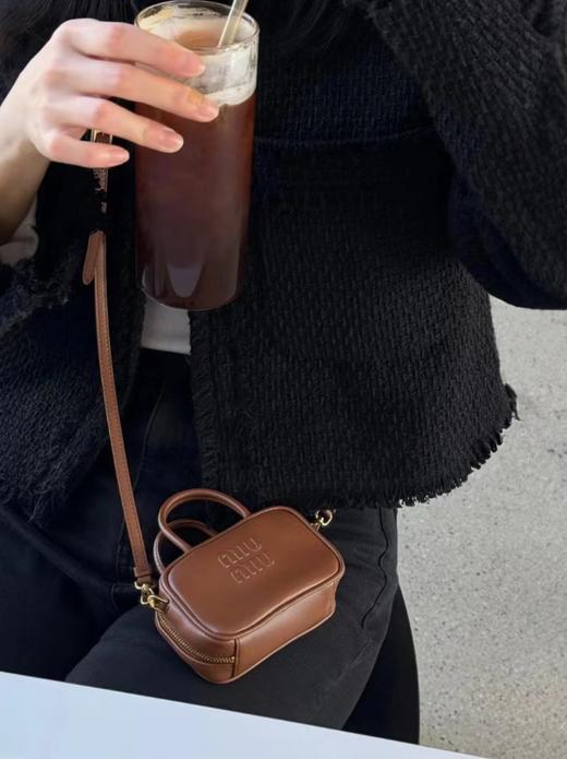 MIU MIU缪缪 压花字母徽标可拆卸可调式肩带 皮革 手提单肩斜挎包 超迷你（HH） 商品图4