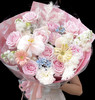 【甜蜜恋歌】001款，9朵粉雪山玫瑰➕3支紫罗兰➕6朵洋桔梗➕1朵蝴蝶兰➕2朵扶郎➕1朵乒乓球➕2支蓝星花➕蓬莱松，时尚大气花束 商品缩略图0
