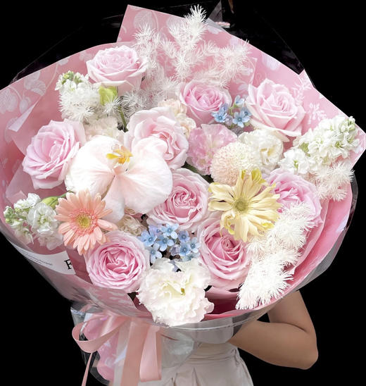 【甜蜜恋歌】001款，9朵粉雪山玫瑰➕3支紫罗兰➕6朵洋桔梗➕1朵蝴蝶兰➕2朵扶郎➕1朵乒乓球➕2支蓝星花➕蓬莱松，时尚大气花束 商品图0
