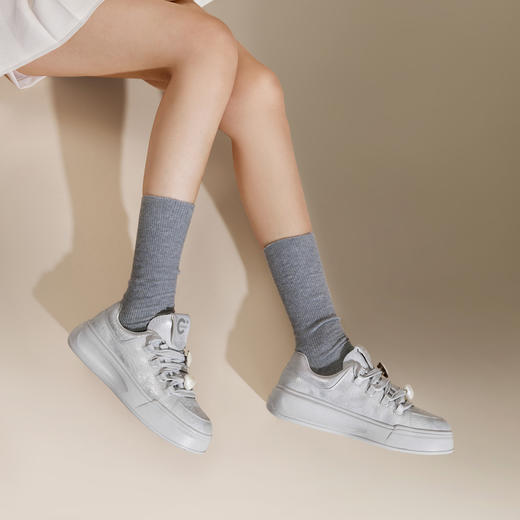 千百度厚底小白鞋女秋季休闲板鞋增高透气舒适时尚运动鞋A24476001 商品图2