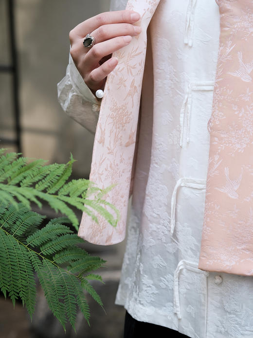 盛唐牡丹| 荷花白喜鹊纹花蕾缎马甲 商品图2