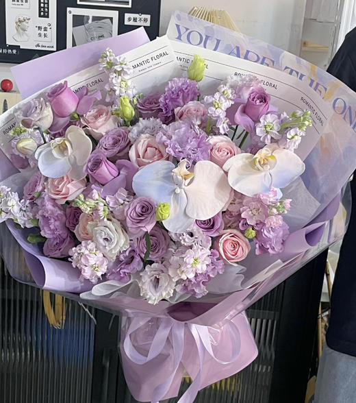 【魅影紫光】001款，12朵紫霞仙子玫瑰➕8朵粉雪山玫瑰➕6支紫罗兰➕10朵紫色洋桔梗➕3朵蝴蝶兰➕新鲜紫色系配花，高端时尚大气花束 商品图0