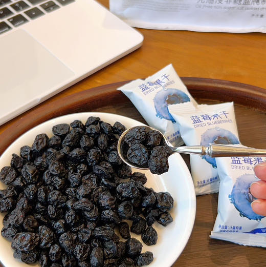 这款蓝莓干来自长白山，在东北三省各大机场都有售卖，看着配料表比脸还干净 ‼这款〖莓日悠果长白山蓝莓果干〗配料只有蓝莓、蓝莓汁纯天然无添加的蓝莓果干，让你一年四季都能补充到维生素！125克/袋，一组两袋 商品图1