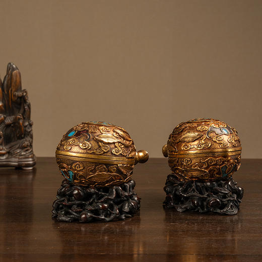 清 铜鎏金烧蓝寿桃形盖盒及红木透雕器座（一对） 商品图0