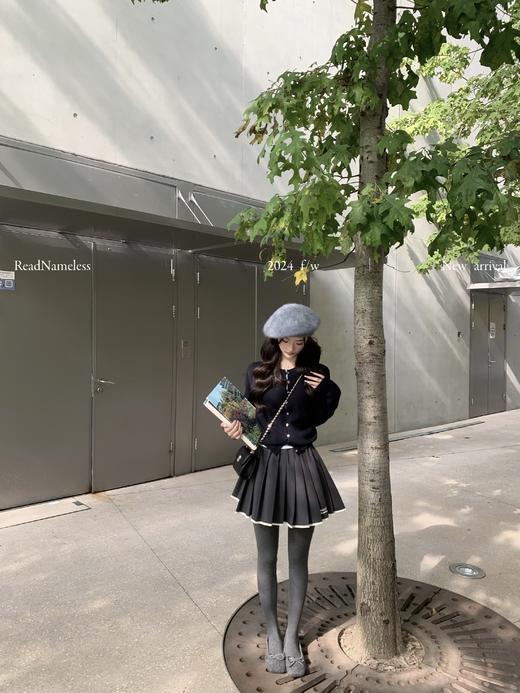 Read Nameless /羊毛混纺藏青拼蓝两件套＋灰色白边logo百褶裙 2024/10/19 商品图4