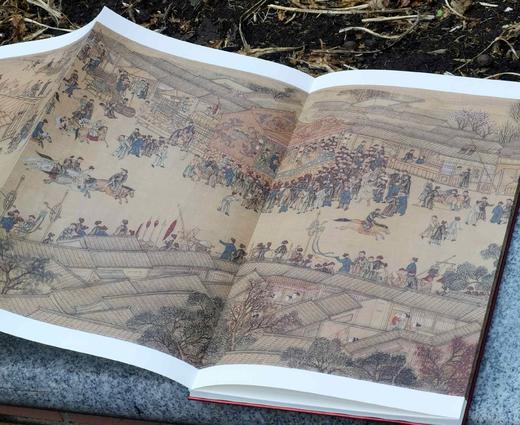 《古卷余烬：<万寿盛典图初本>之市井卷秘辛探幽》，册页装函套，8开，褚朔维著，文物出版社2019年一版一印，定价1080，售价168元。 商品图5