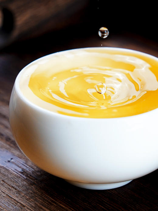 【君临天下】2024年头春头采易武刮风寨核心黑水梁子古树茶，精微高端产区一匹黑马！独具魅力的原始森林野韵，大分量1000克/砖 拍5发6 商品图5