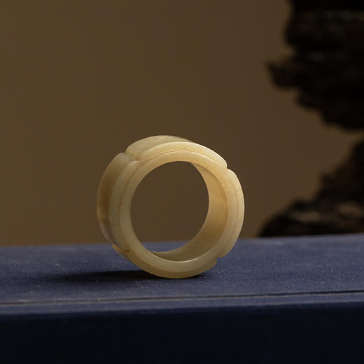 清 玉雕四灵海棠形发箍 商品图1