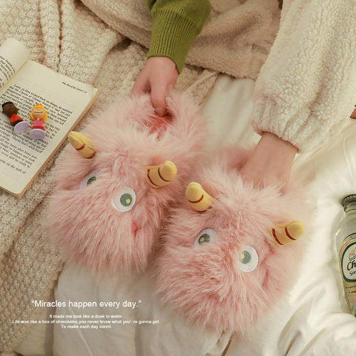 【毛毛加绒小怪兽棉拖鞋】网红居家冬天室内冬季居家毛绒厚底，防滑性能软糯回弹惬意亲肤，保暖室内居家居月子棉拖QQ 商品图0