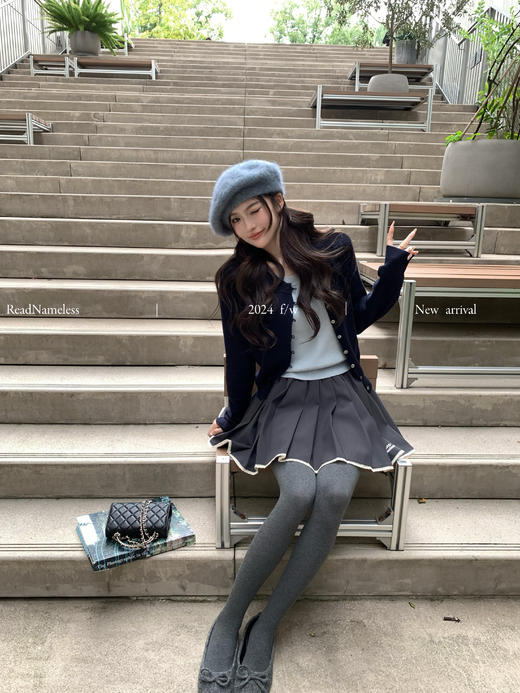 Read Nameless /羊毛混纺藏青拼蓝两件套＋灰色白边logo百褶裙 2024/10/19 商品图14