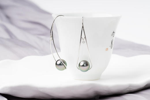 「平衡」大溪地黑珍珠18k金耳环 商品图1