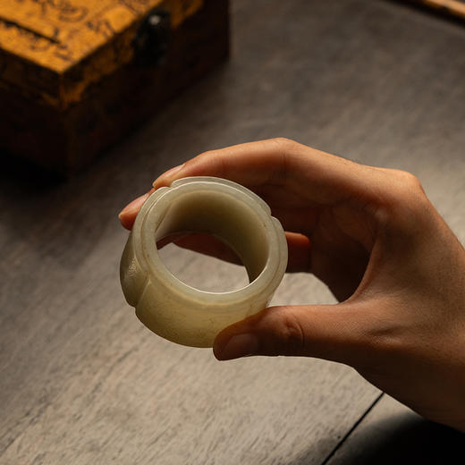 清 玉雕四灵海棠形发箍 商品图3