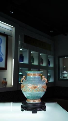 荤炉钧雕刻双耳瓶