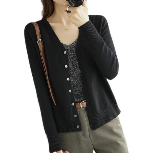 【两件装】春秋款针织衫V领开衫外套，纯色宽松短款毛衣外搭QH 商品图3