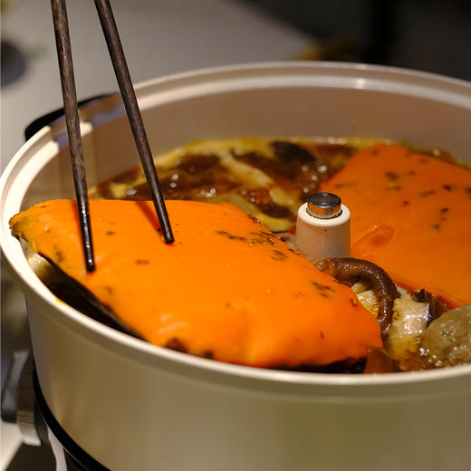 【无添加的牛油火锅底料】新鲜出锅！用料纯正地道 辣而不燥 香不留身！健康无添加的家庭火锅 和家人一起吃吧~ 商品图6