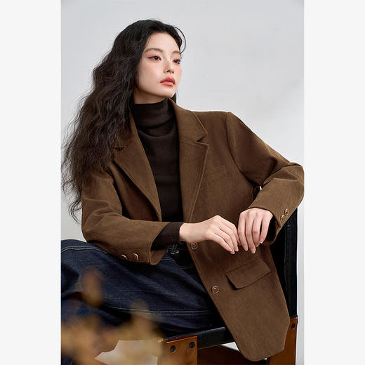 西遇复古棕色灯芯绒外套女新款宽松垫肩翻领做旧西装13542622 商品图3