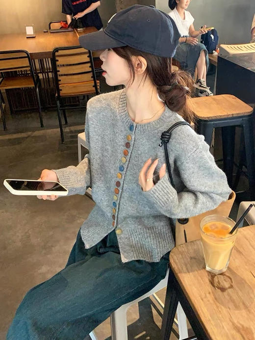 🥰品牌同款【秋季韩系羊毛混纺彩扣针织开衫慵懒毛衣】🎉秋天怎么能没有一件开衫！👍超高品质版本！超~舒~服~面料无敌软糯，🤩和普通开衫不一样的柔软度~！ 商品图2