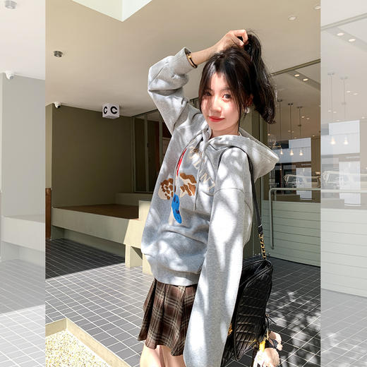 <曾小咸推荐>新品现货秒杀！卖完下架不再补 ！微信粉丝打折价！！灰色加绒连帽蘑菇绣花卫衣 日常199.99/件 立减100 秒杀99.99/件！！ 商品图1