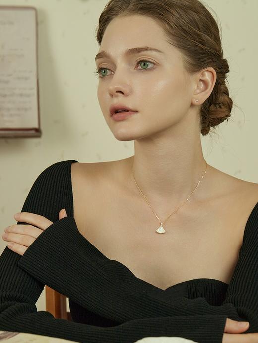 Oflye潮流饰品   S925纯银气质白贝母扇形吊坠项链女秋冬毛衣链小裙子锁骨链轻奢纯银配饰 商品图2