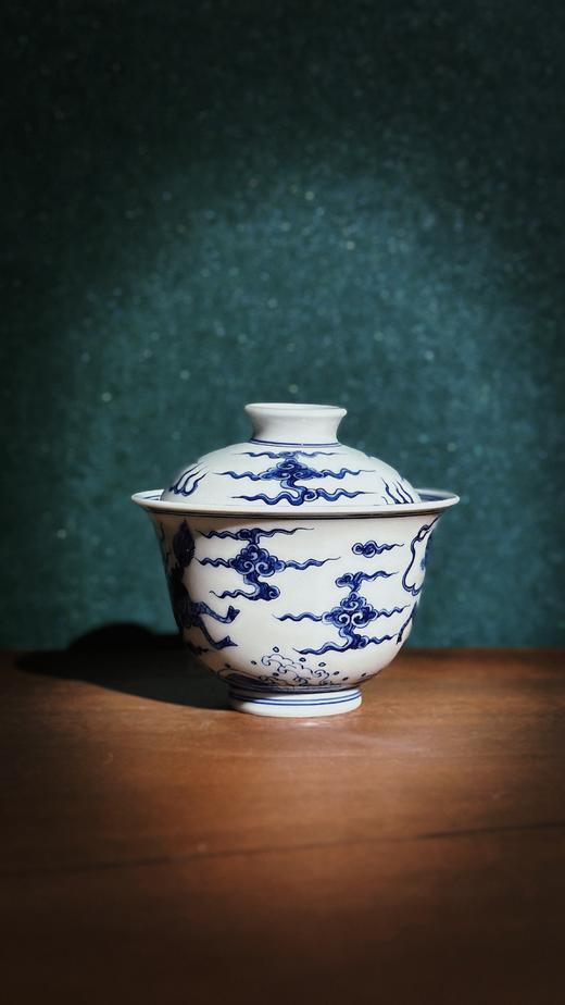 【怀宣临古】青花明成化海水麒麟钟型两才盖碗130cc 商品图0