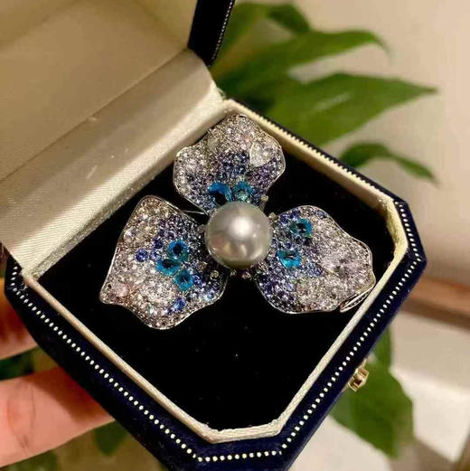 秋冬季胸针 2024 new collection “彩钻”豪镶 三叶花胸针 珠子9mm akoya珠真多麻 超好看 chao强精工 工艺你们会很满意的哦 配上海水珠 高端感瞬间爆棚 商品图8