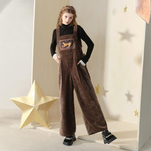 两三事 幻兽出没 2024冬季新款趣味印花雪尼尔直筒背带裤女 商品图2