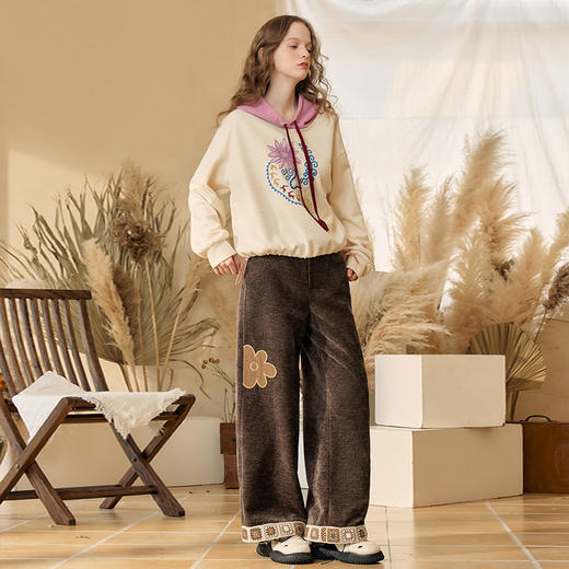 两三事晚枫足迹2024冬季新款花朵贴布绣钩花裤脚绒布直筒休闲裤女 商品图3