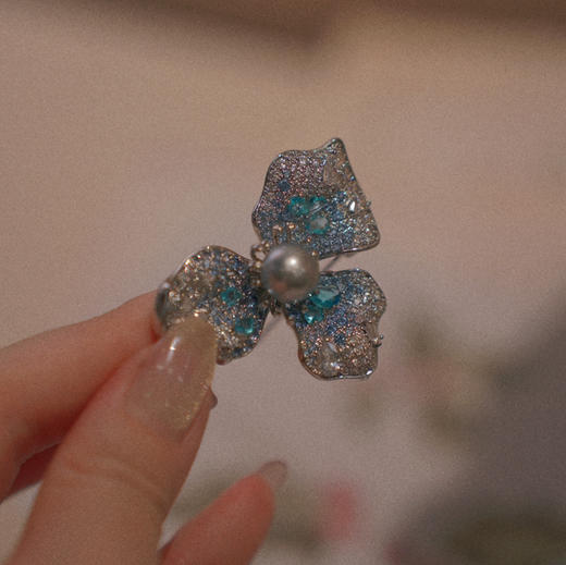 秋冬季胸针 2024 new collection “彩钻”豪镶 三叶花胸针 珠子9mm akoya珠真多麻 超好看 chao强精工 工艺你们会很满意的哦 配上海水珠 高端感瞬间爆棚 商品图0