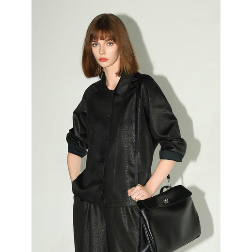 COCOBELLA静奢风压花暗纹短外套女秋通勤垂坠翻领夹克SC0049 商品图3