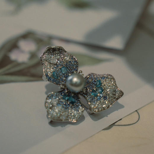 秋冬季胸针 2024 new collection “彩钻”豪镶 三叶花胸针 珠子9mm akoya珠真多麻 超好看 chao强精工 工艺你们会很满意的哦 配上海水珠 高端感瞬间爆棚 商品图4