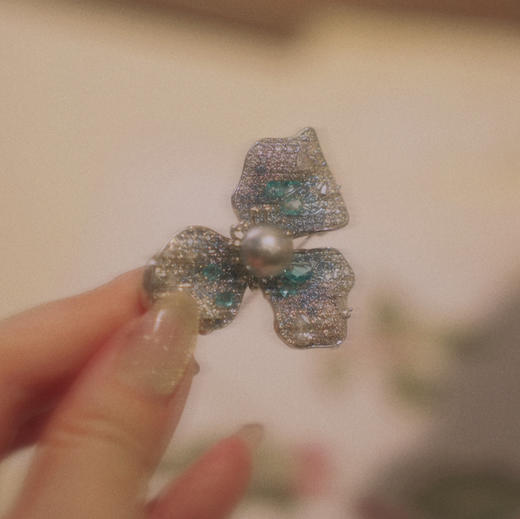 秋冬季胸针 2024 new collection “彩钻”豪镶 三叶花胸针 珠子9mm akoya珠真多麻 超好看 chao强精工 工艺你们会很满意的哦 配上海水珠 高端感瞬间爆棚 商品图6