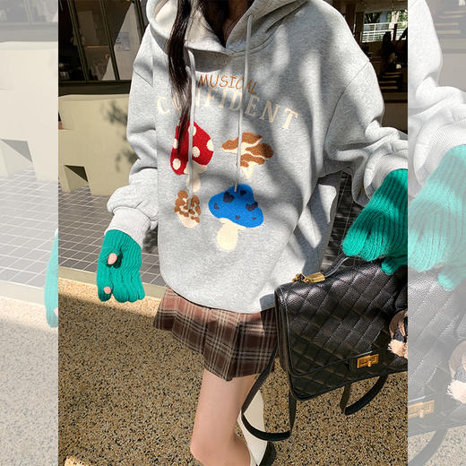 <曾小咸推荐>新品现货秒杀！卖完下架不再补 ！微信粉丝打折价！！灰色加绒连帽蘑菇绣花卫衣 日常199.99/件 立减100 秒杀99.99/件！！ 商品图3