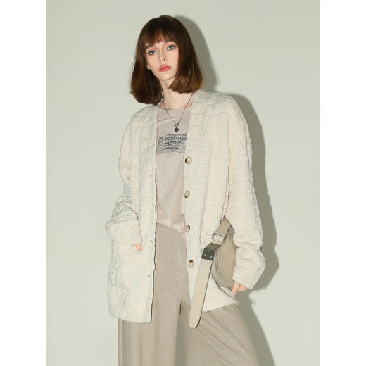 【有赞】COCOBELLA时尚3D字母印花长袖T恤女薏米色亲肤休闲上衣TS7060 商品图3