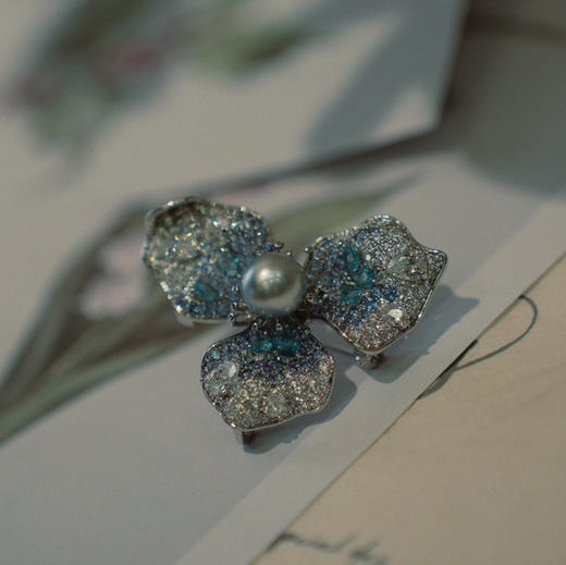秋冬季胸针 2024 new collection “彩钻”豪镶 三叶花胸针 珠子9mm akoya珠真多麻 超好看 chao强精工 工艺你们会很满意的哦 配上海水珠 高端感瞬间爆棚 商品图5